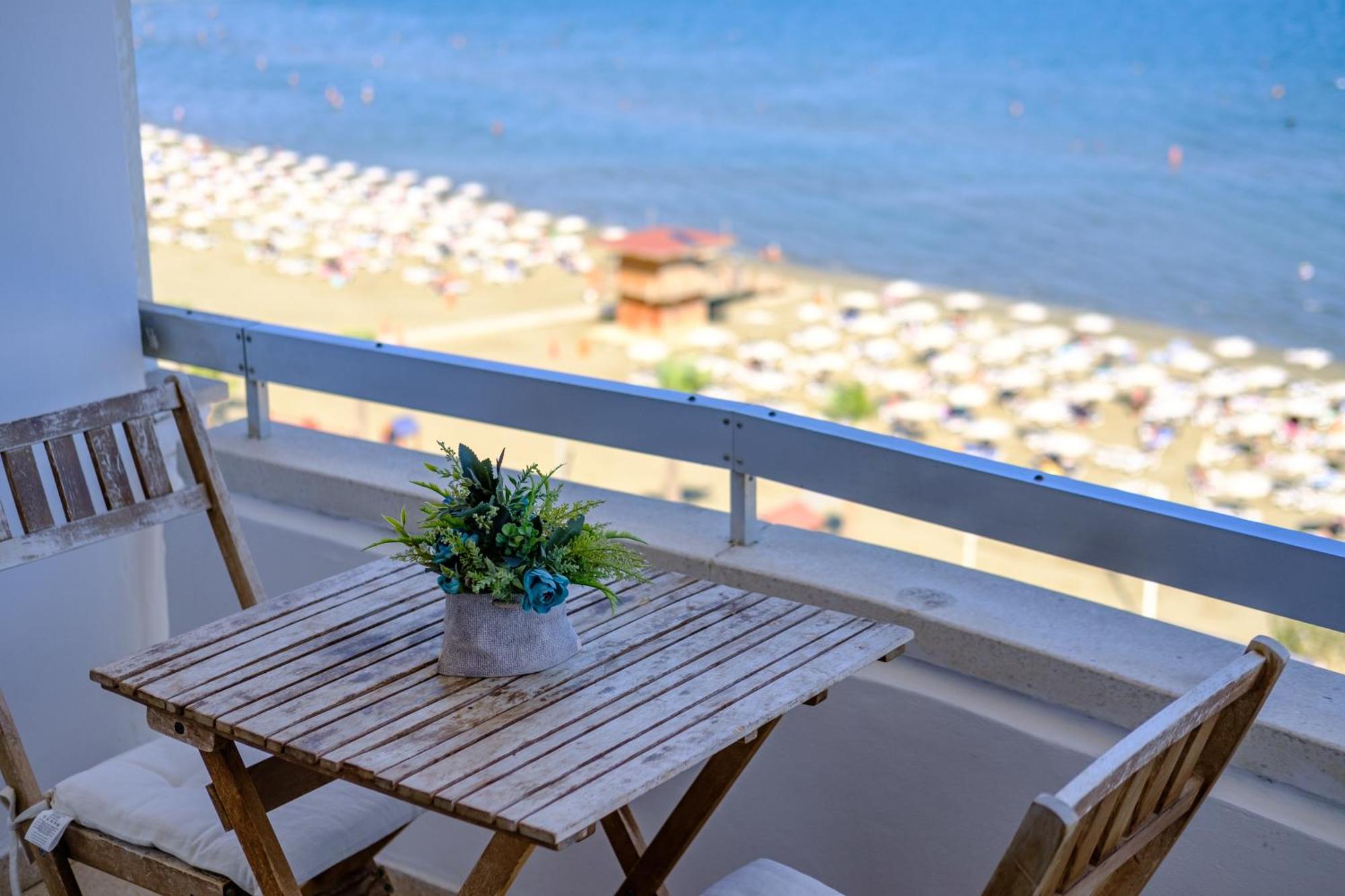Lazuli Sea View Beachfront- Ap 61 Lárnaca Exterior foto