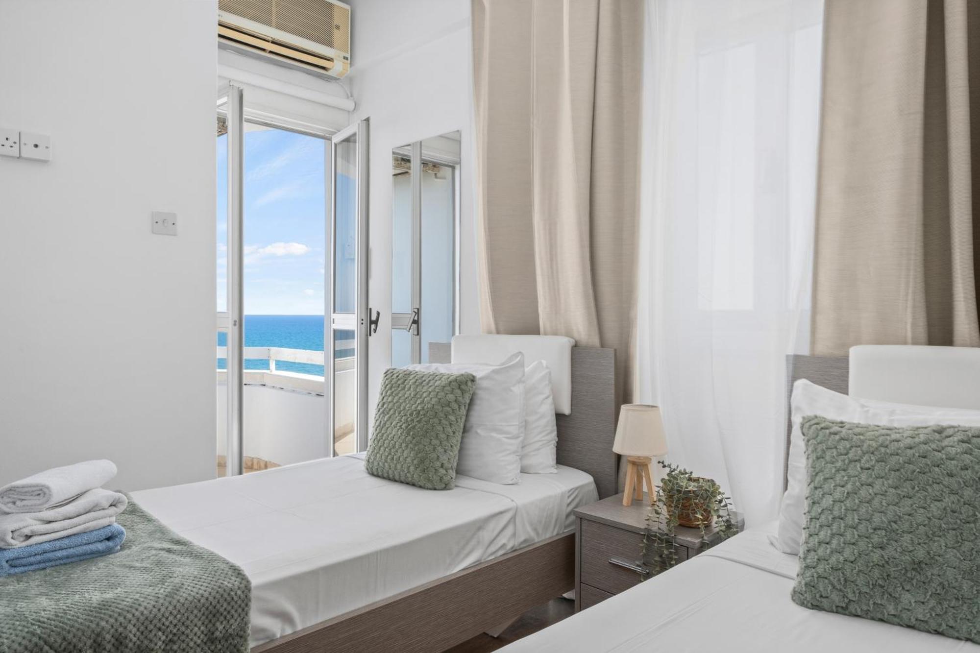 Lazuli Sea View Beachfront- Ap 61 Lárnaca Exterior foto