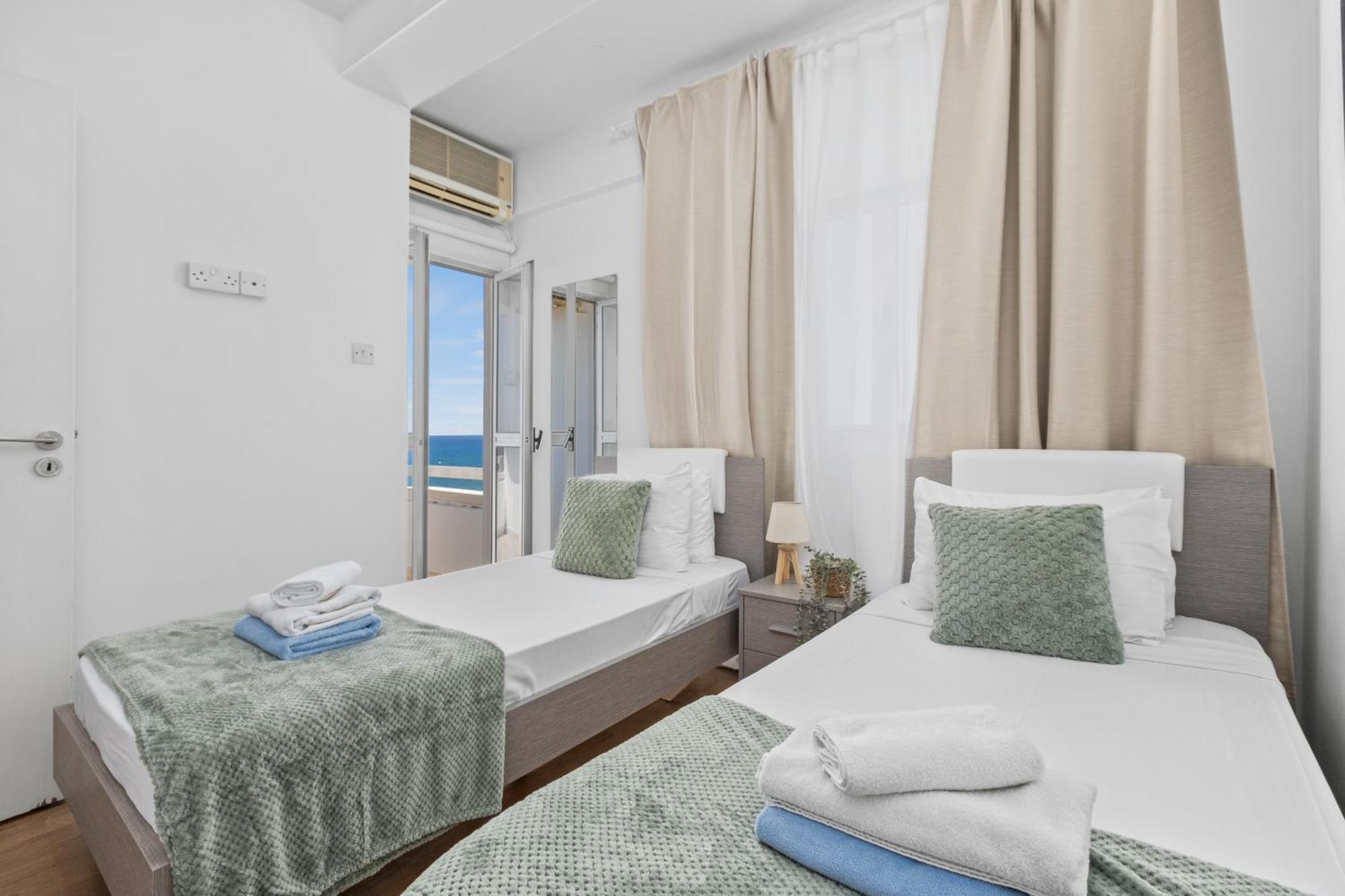 Lazuli Sea View Beachfront- Ap 61 Lárnaca Exterior foto